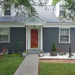 Stratford Ave & Yard 6 Miles To Downtown Apartment