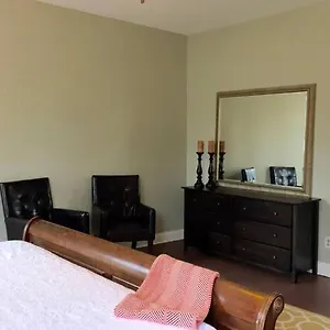 12 South-walk To Bars+coffee+food+shops+belmont Holiday home